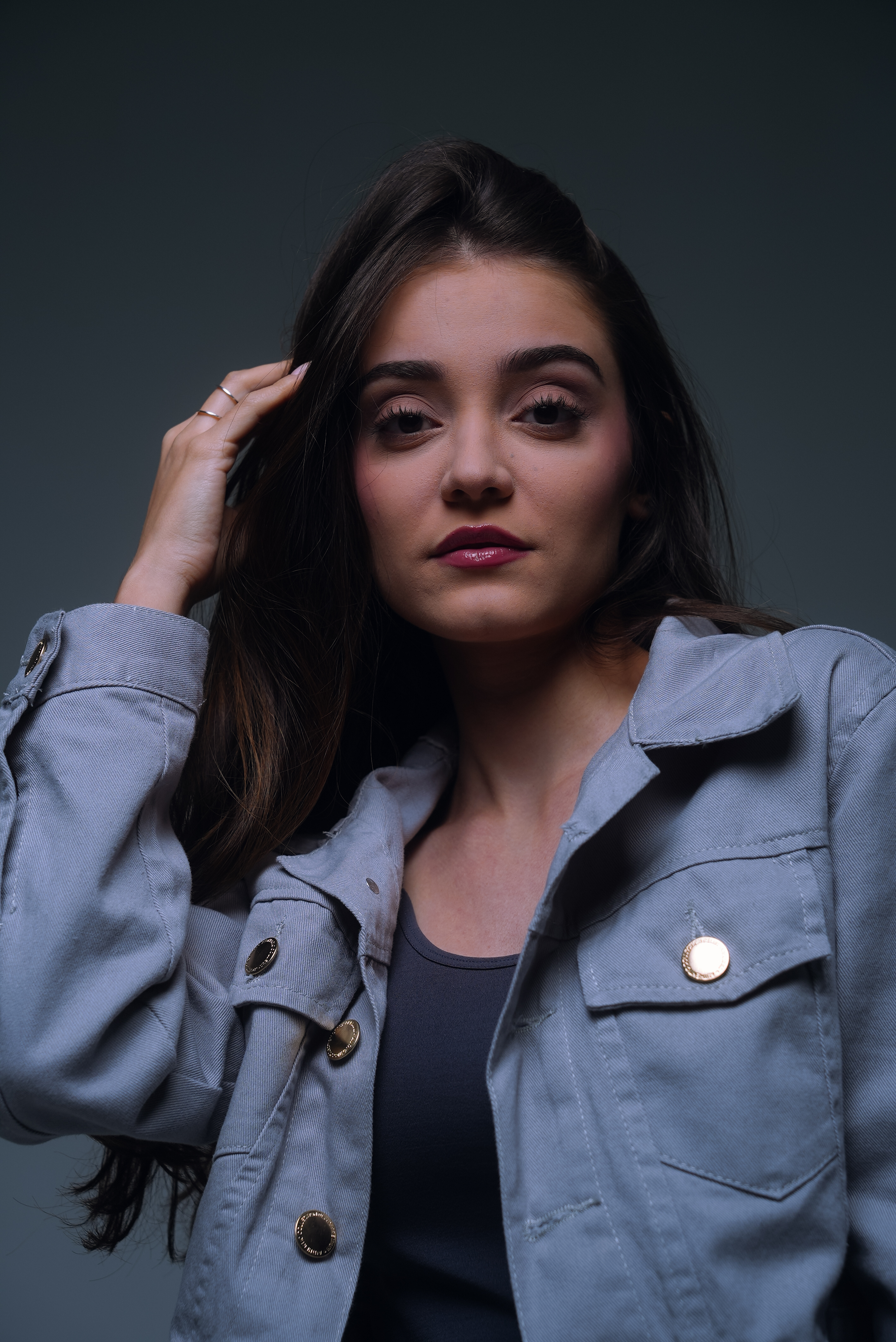 Retrato próximo de Rhayssa Martins em tons de cinza